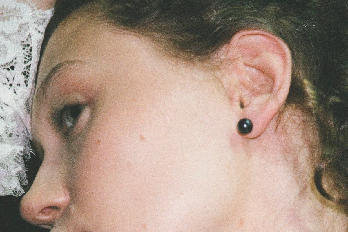 BLACK ISABEL EARRINGS